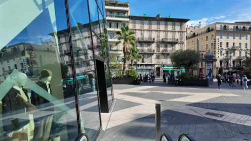 Nice, France – August 15 2025: Aerial view of people walking through the courtyard of the the Nicetoile shopping center, with the tram running through the square - Starpik Stock
