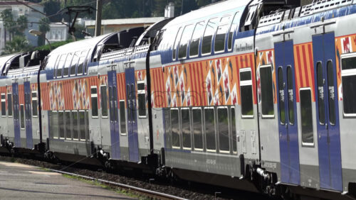Vallauris, France – July 6, 2025: Train moving through Golfe-Juan station on a sunny day - Starpik Stock