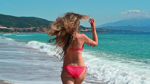 Video – An unforgettable moment at the beach, caught by a beautiful woman at the Mediterranean sea - Starpik Stock