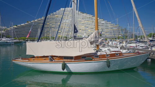 Video – Boats docked in the Marina Baie des Anges in Villeneuve-Loubet, France in daylight - Starpik Stock