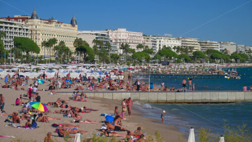 Video – Cannes, France – June 22, 2025: People relaxing and having fun at the beach in daylight - Starpik Stock