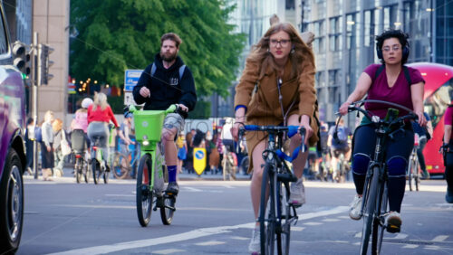 Video – London, England – May 13, 2025: A group of cyclists commuting through the city near Liverpool Station on a sunny morning with glass buildings in the background - Starpik Stock