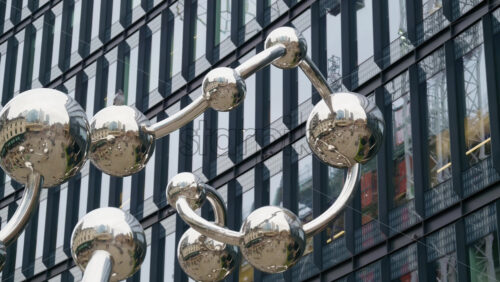 Video – London, England – May 14, 2025: Reflective metallic spheres The Bubble Bond located in the plaza outside a modern office building in London’s financial district near Liverpool station - Starpik Stock
