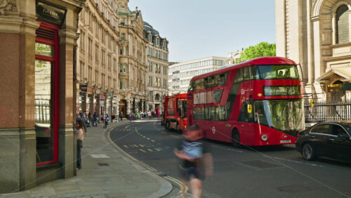 Video – London, England – May 14, 2025: Time lapse of a bustling London street with red double-decker buses, black cabs, and historic buildings - Starpik Stock