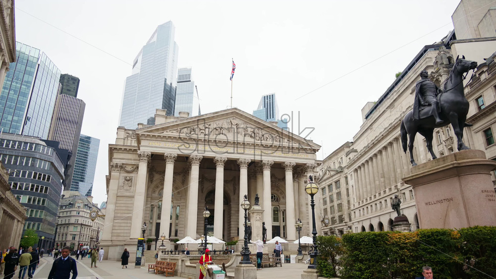 Video – London, England – May 15, 2025: Royal Exchange building with surrounding skyscrapers and monument statues - Starpik Stock