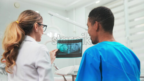 Video - Doctors in the dental office talking and looking at the roentgen image