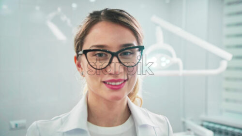 Video - Doctor in the dental office looking at the roentgen image and into the camera