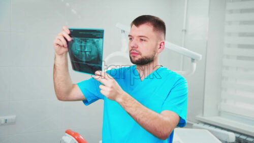 Video - Doctor in the dental office looking at the roentgen image