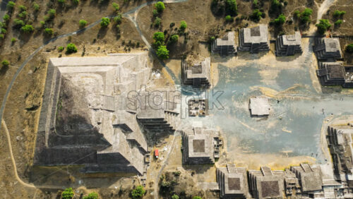 Video – Aerial drone view of the ancient Teotihuacan pyramids with the surrounding Mexican town and mountain landscape - Starpik Stock