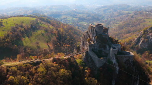 Video – Aerial drone view of Srebrenik Fortress, a medieval stronghold perched dramatically atop a steep rock cliff in Bosnia and Herzegovina - Starpik Stock
