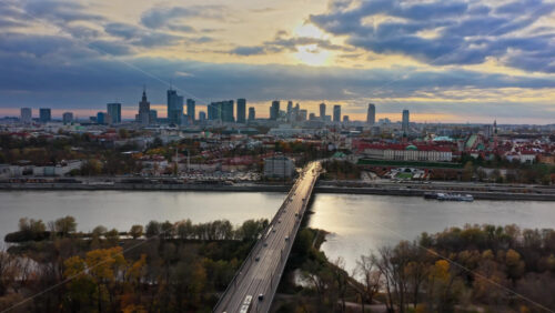 Video – Aerial drone view the Vistula River and Warsaw’s skyline with Swietokrzyski Bridge in view - Starpik Stock