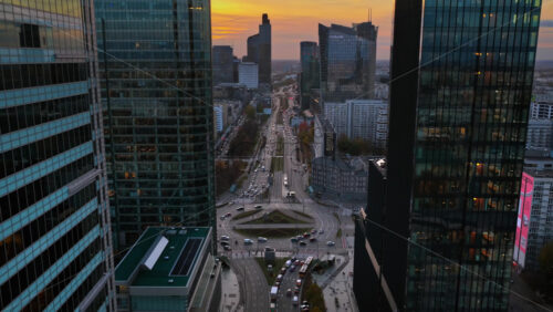 Video – Warsaw, Poland – October 30, 2025: Aerial drone view of Rondo ONZ roundabout, framed by the skyscrapers of Warsaw’s financial district - Starpik Stock