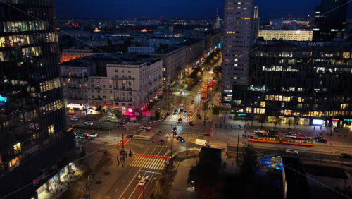 Video – Warsaw, Poland – October 30, 2025: Aerial drone view of traffic, pedestrians, and illuminated storefronts in the busy central district near Rondo ONZ and Swietokrzyska Street - Starpik Stock