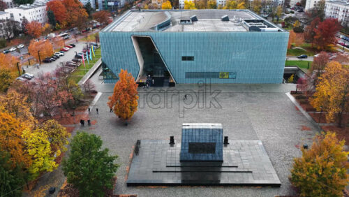 Video – Warsaw, Poland – October 31, 2025: Aerial drone view of the POLIN Museum of the History of Polish Jews in the Muranow district of Warsaw - Starpik Stock