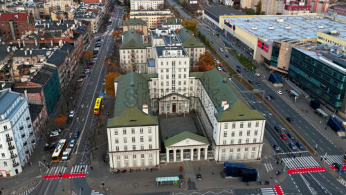 Video – Warsaw, Poland – October 31, 2025: Aerial drone view of the Warsaw University of Technology main historic building - Starpik Stock