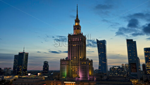 Video – Warsaw, Poland – October 31, 2025: Aerial drone view time lapse of the Palace of Culture and Science in central Warsaw, surrounded by modern skyscrapers and city lights - Starpik Stock