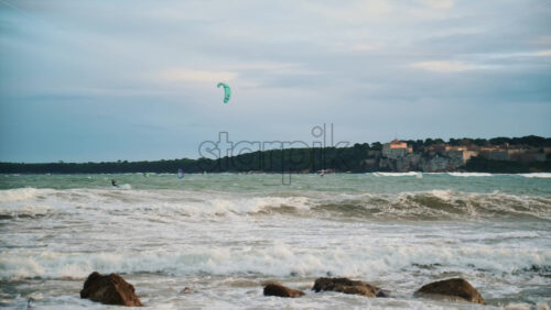 Video - Kitesurfers visible offshore with strong wind and waves, set against the island of Sainte Marguerite