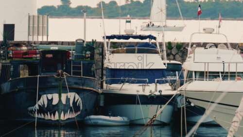 Video – Antibes, France – December 17, 2025: Front view of a moored boat featuring a painted shark mouth design on the hull - Starpik Stock