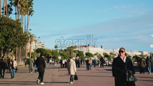 Video – Cannes, France – December 23, 2025: People walking along the famous seafront promenade of La Croisette - Starpik Stock