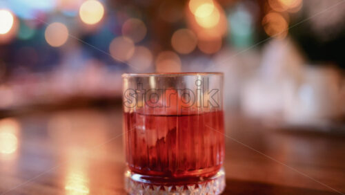 Video – Close up of a cocktail glass containing ice and citrus slices - Starpik Stock