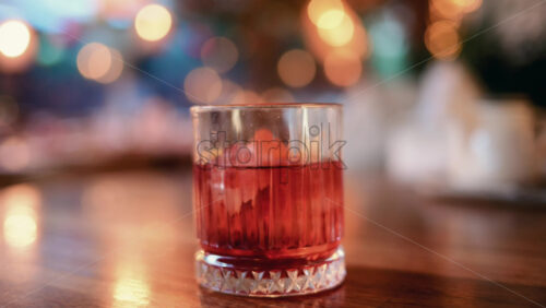 Video – Close up of a cocktail glass containing ice and citrus slices - Starpik Stock