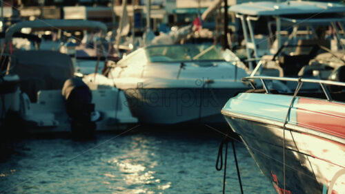 Video – Vallauris, France – December 27, 2025: Close up of the bow of a motorboat tied with ropes at a marina - Starpik Stock