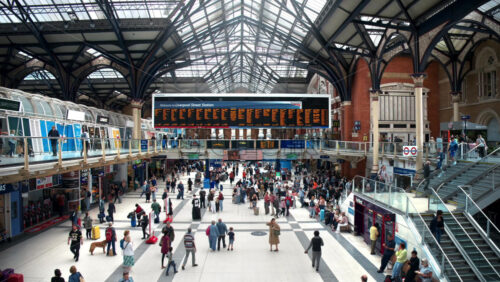 London, United Kingdom – September 14, 2023: Liverpool Street Station interior with multiple walking people, screens with trains info, shops - Starpik Stock