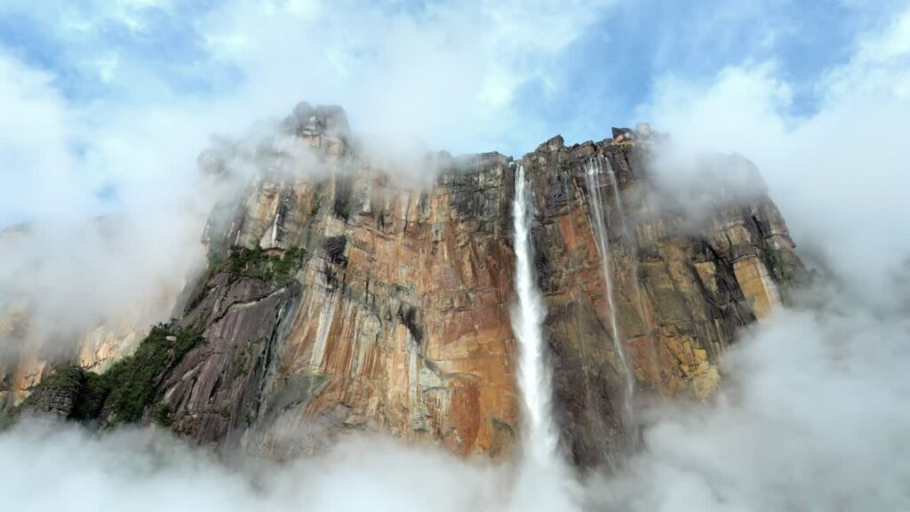 Video – Aerial drone view of Angel Falls cascading from the Auyan tepui mountain in Canaima National Park, Venezuela, the tallest waterfall in the world - Starpik Stock