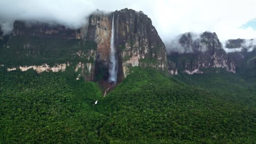 Video – Aerial drone view of Angel Falls flowing down the cliffs of Auyan-tepui with clouds drifting across the mountains in Canaima National Park, Venezuela - Starpik Stock