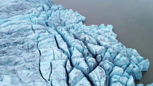 Video – Aerial drone view of Breioamerkurjokull glacier ice formations near Jokulsarlon Lagoon, Iceland. Sharp blue ice blocks and deep cracks form abstract frozen patterns in the glacial landscape - Starpik Stock