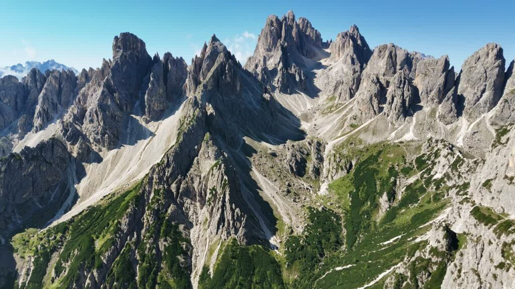 Video – Aerial drone view of limestone peaks of the Dolomites in northern Italy. Rugged mountain ridges and steep rock formations dominate the alpine landscape - Starpik Stock