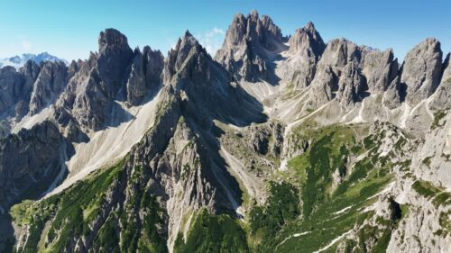 Video – Aerial drone view of limestone peaks of the Dolomites in northern Italy. Rugged mountain ridges and steep rock formations dominate the alpine landscape - Starpik Stock