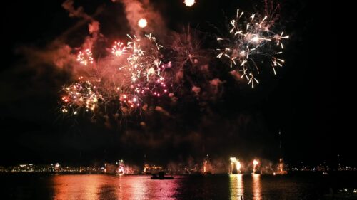 Video – Cannes cinematic Fireworks Festival in the sea at night - Starpik Stock